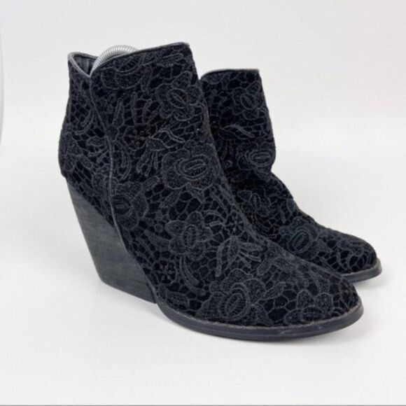 Very Volatile Black Crochet Lace Chunky Block Heel Ankle Boots Women's Size 8.5 - Picture 1 of 10